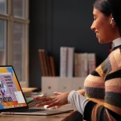 Vrouw met 15-inch MacBook Air