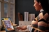 Vrouw met 15-inch MacBook Air