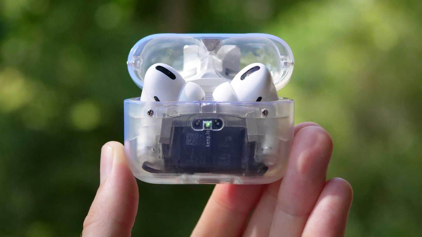 AirPods Pro in transparante case