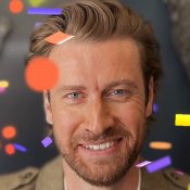 Man met FaceTime reactie met confetti