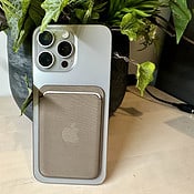 iPhone 15 Pro Max met FineWoven Wallet-case