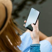 Vrouw met iPhone-scherm