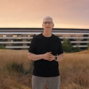 Tim Cook op Apple Park bij zonsondergang