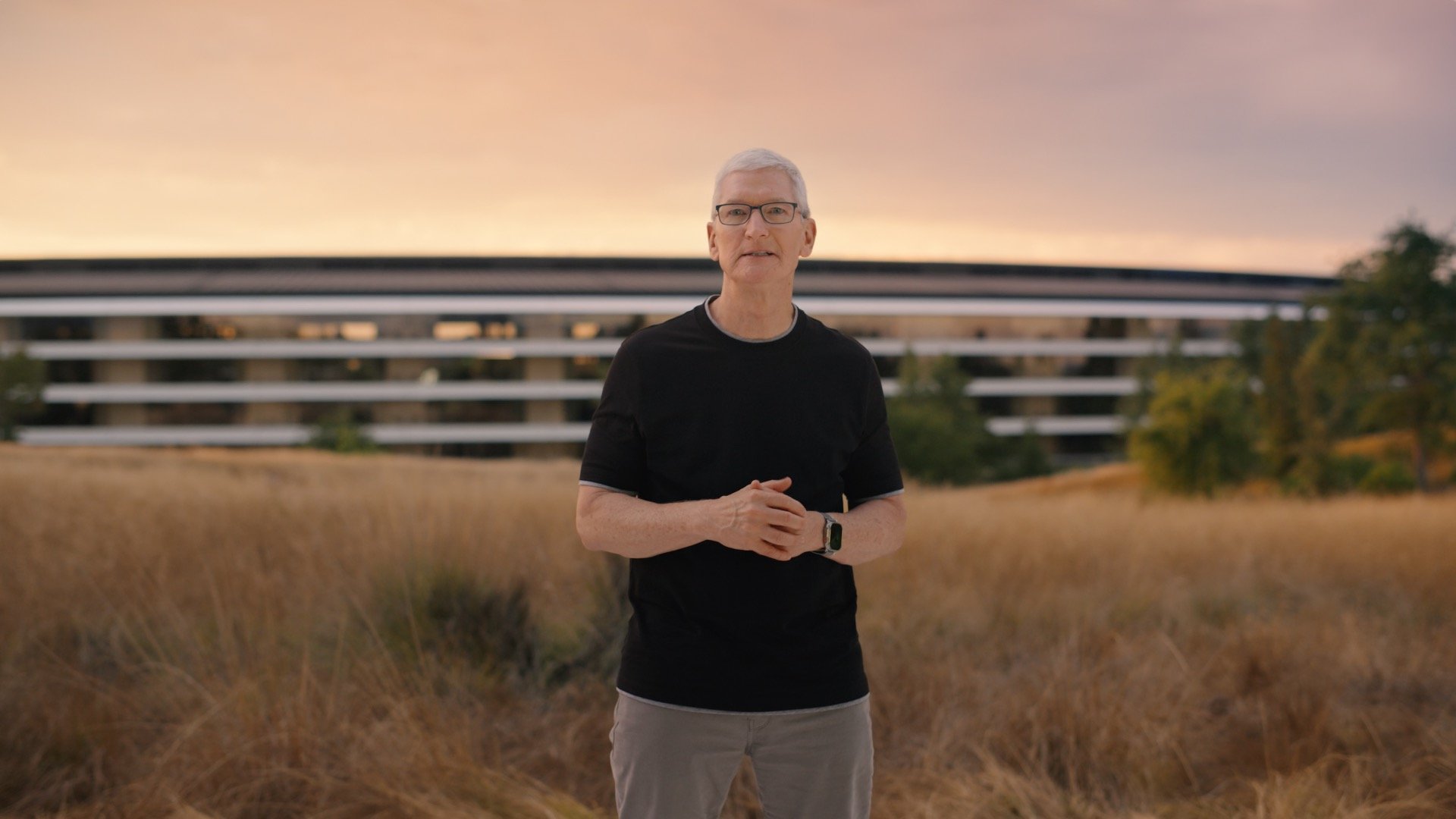 Tim Cook op Apple Park bij zonsondergang