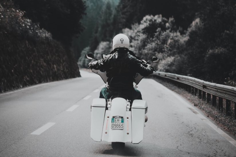 Motorrijder op een touristische route