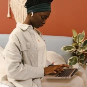 Vrouw met AirPods en MacBook