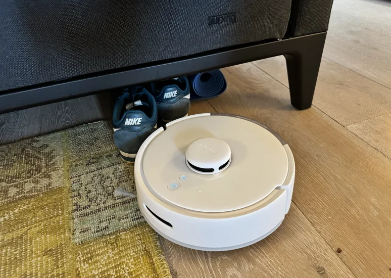 SwitchBot K10 plus review: onder het bed met schoenen