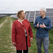 Tim Cook en Lisa Jackson bij zonnecellen in Denemarken