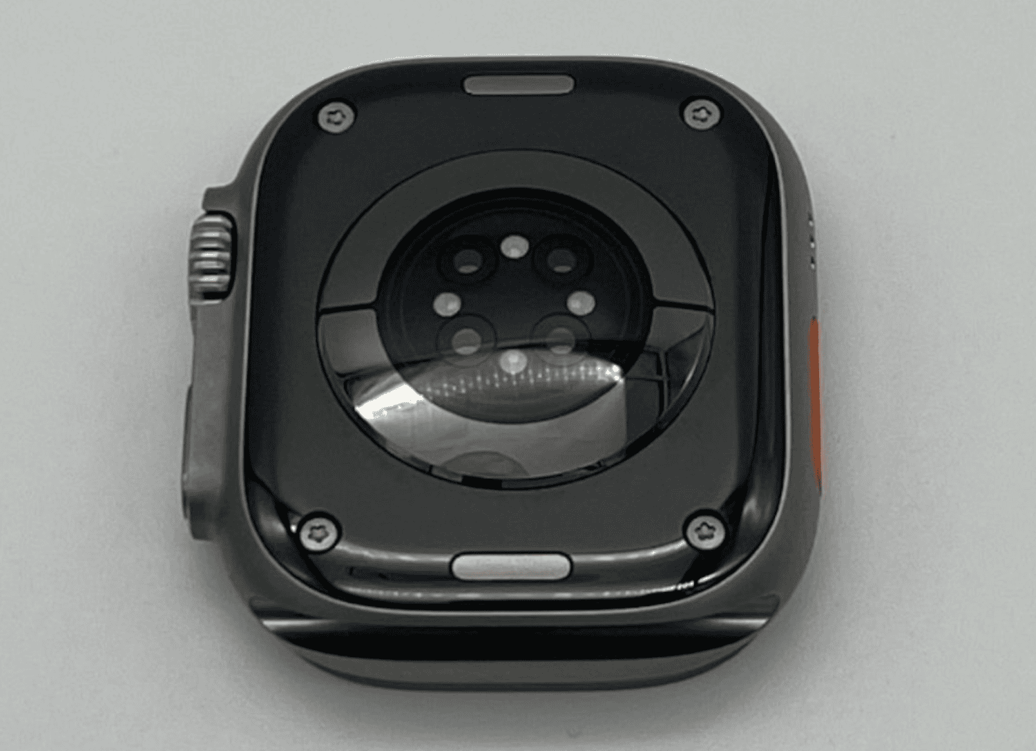 Apple Watch Ultra had oorspronkelijk mogelijk zwarte keramische achterkant