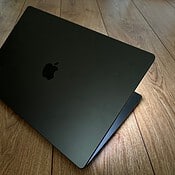 MacBook Pro M3 Max 2023 review in spacezwart in het donker