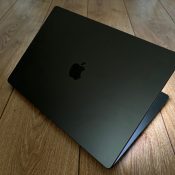 MacBook Pro M3 Max 2023 review in spacezwart in het donker