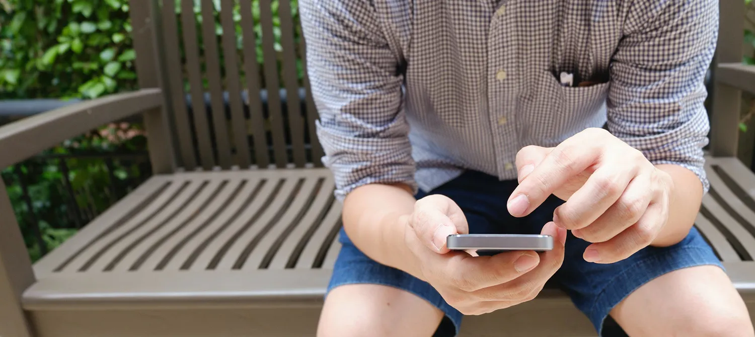 Man met smartphone