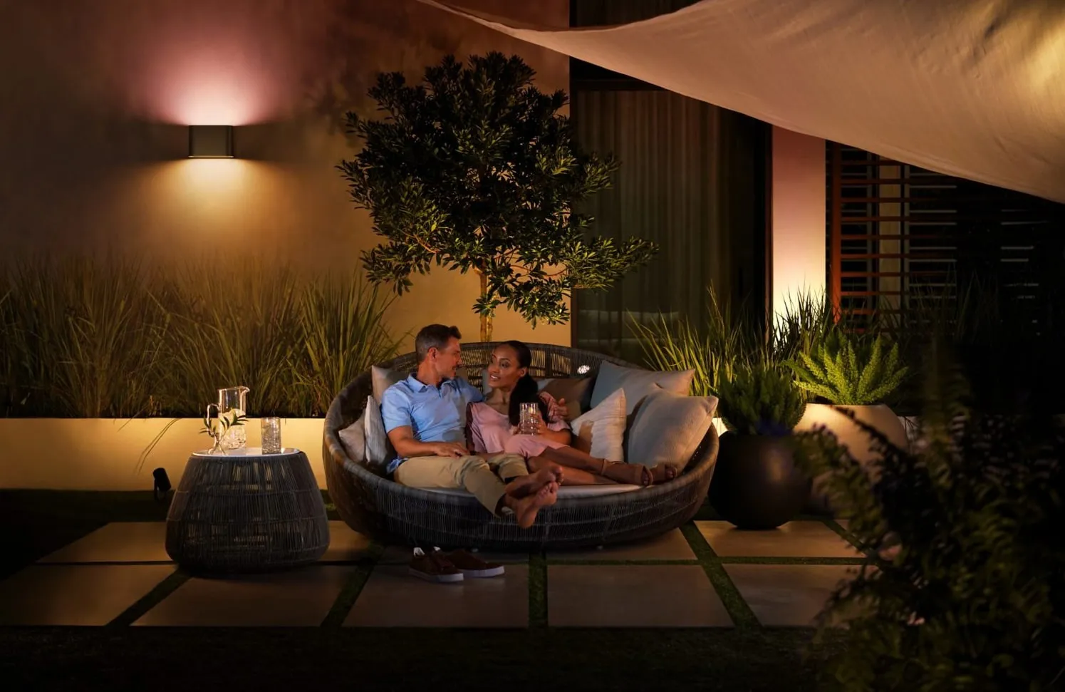 Philips Hue Dymera buiten op een terras