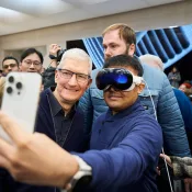 Tim Cook met Vision Pro