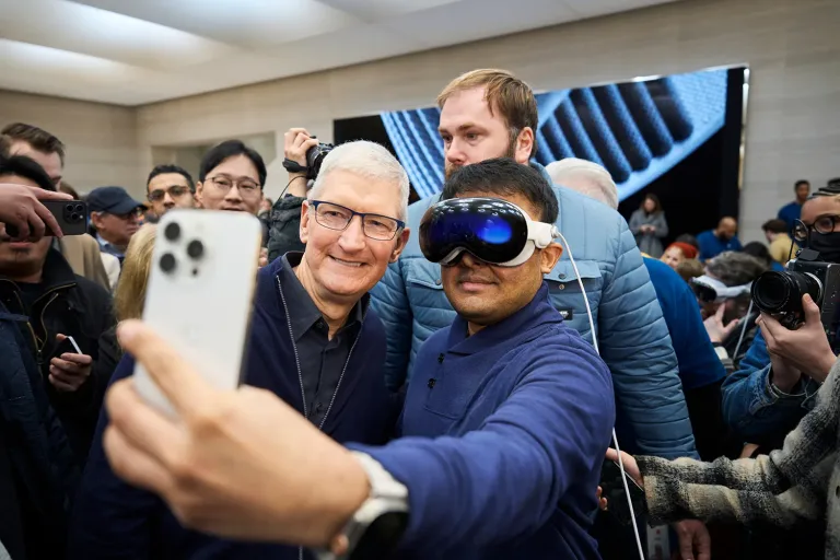 Tim Cook met Vision Pro