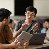 Studenten met iPhone en iPad