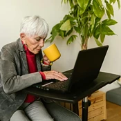 Vrouw met Windows laptop