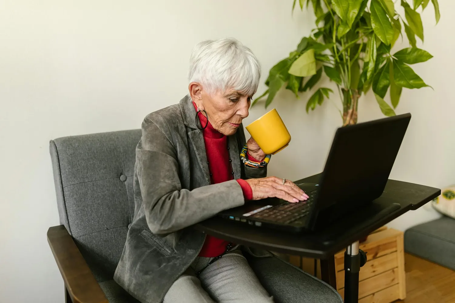 Vrouw met Windows laptop