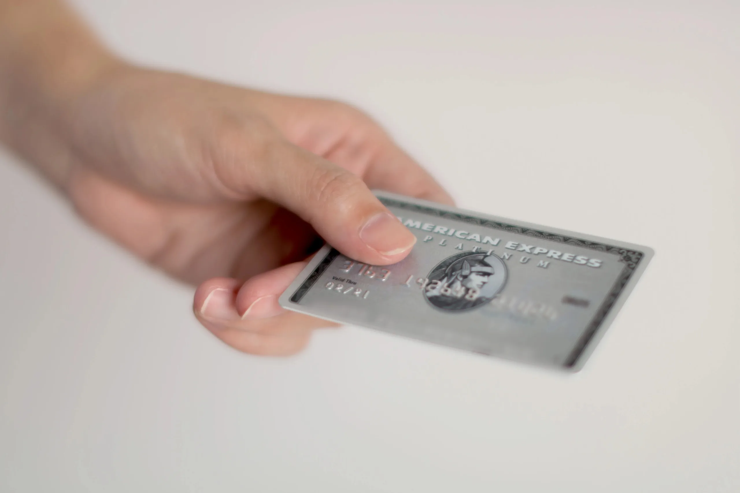 Hand met American Express creditcard