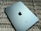iPad Air 2024 review: achterkant in blauw