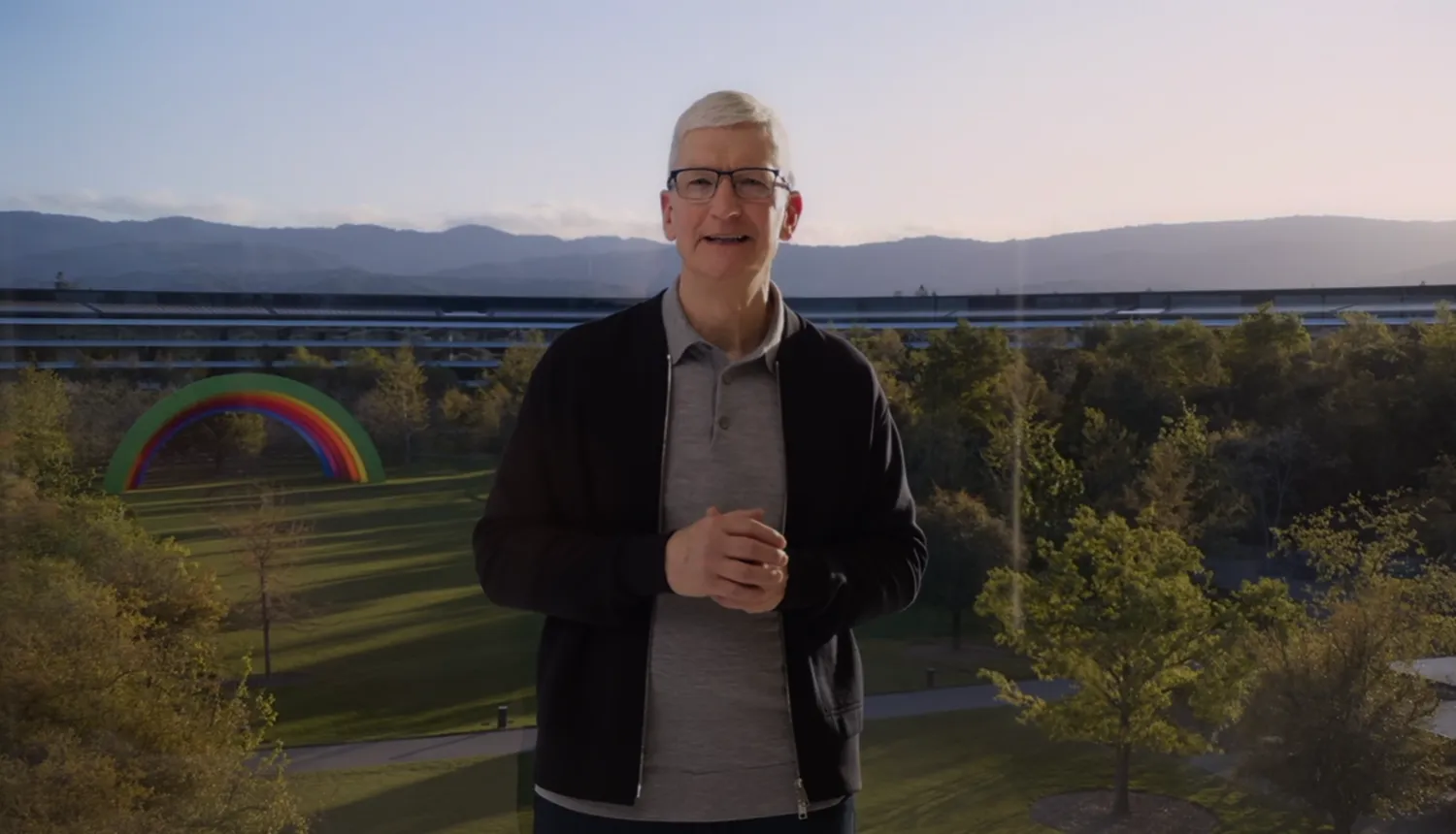 Tim Cook op Apple Park in 2024