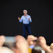 Craig Federighi op het podium van WWDC 2024