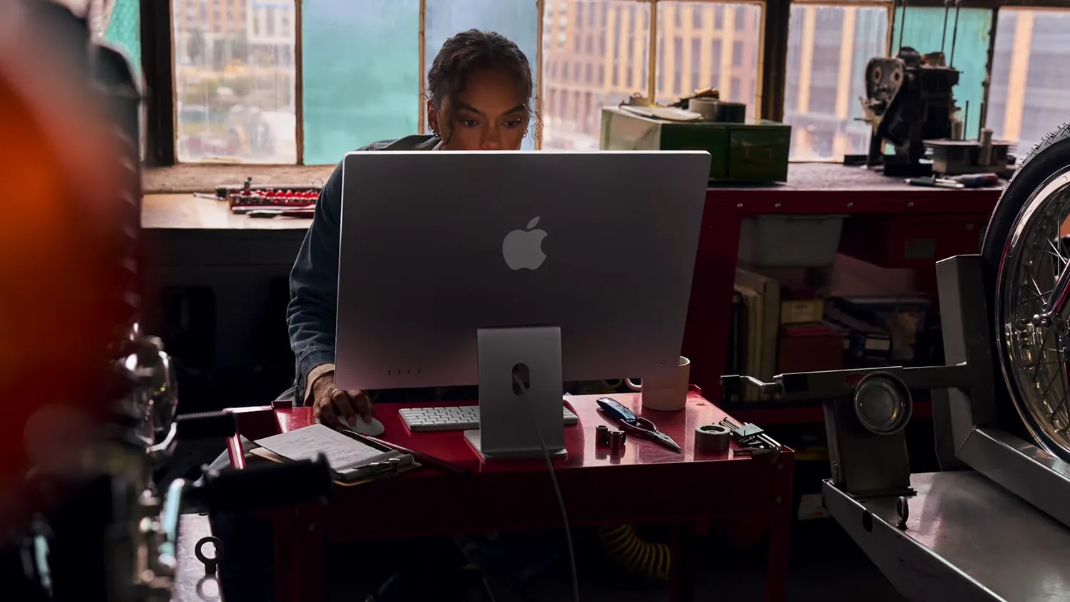 Vrouw met iMac 2024 aan het werk