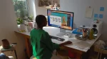 Mac mini 2024 met werkende persoon