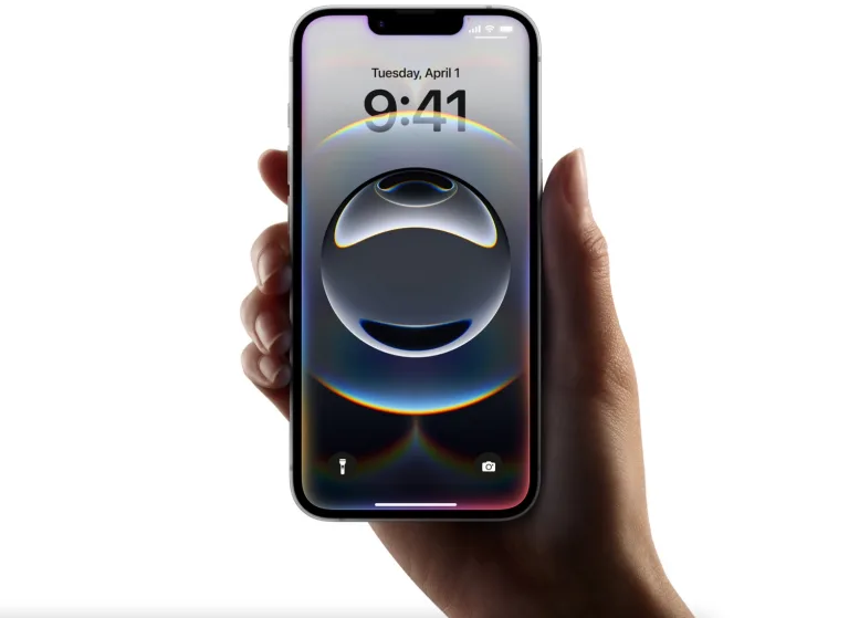 iPhone 16e in de hand