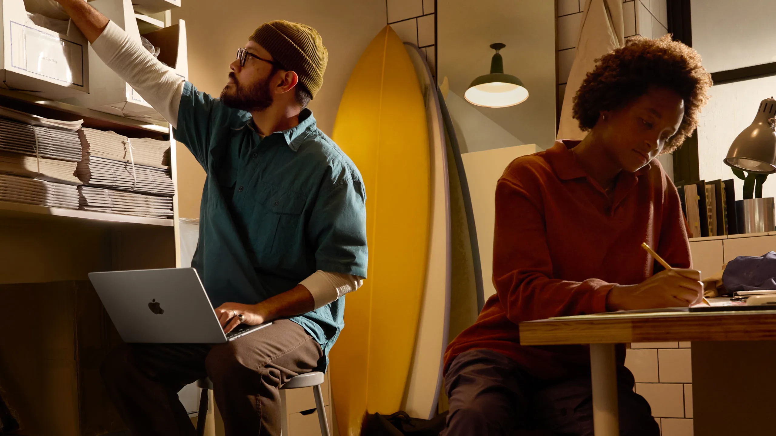 MacBook Air 2025 lifestyle aan het werk