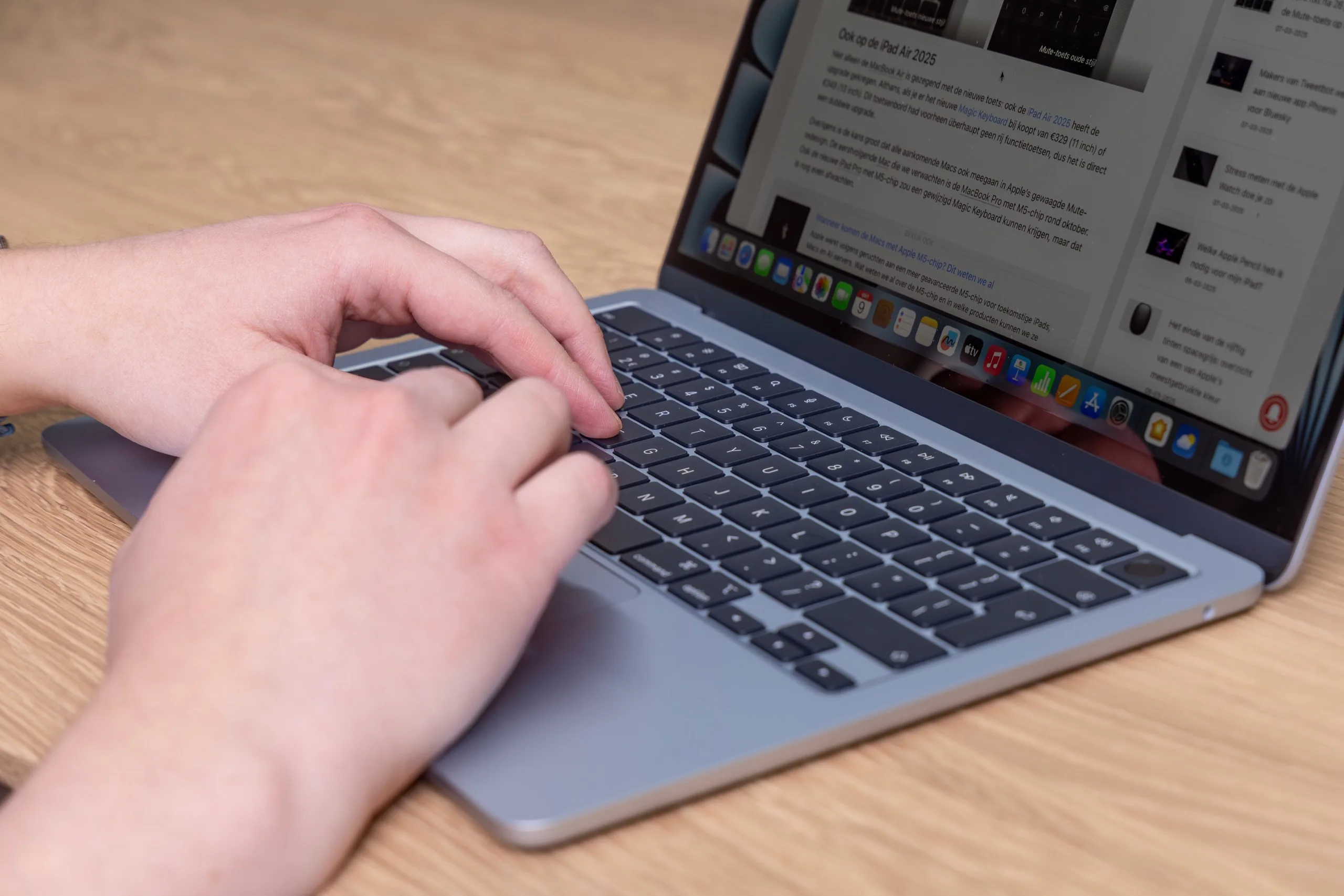 Typen met MacBook Air M4