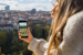 Vrouw maakt timelapse met iPhone met stad op achtergrond