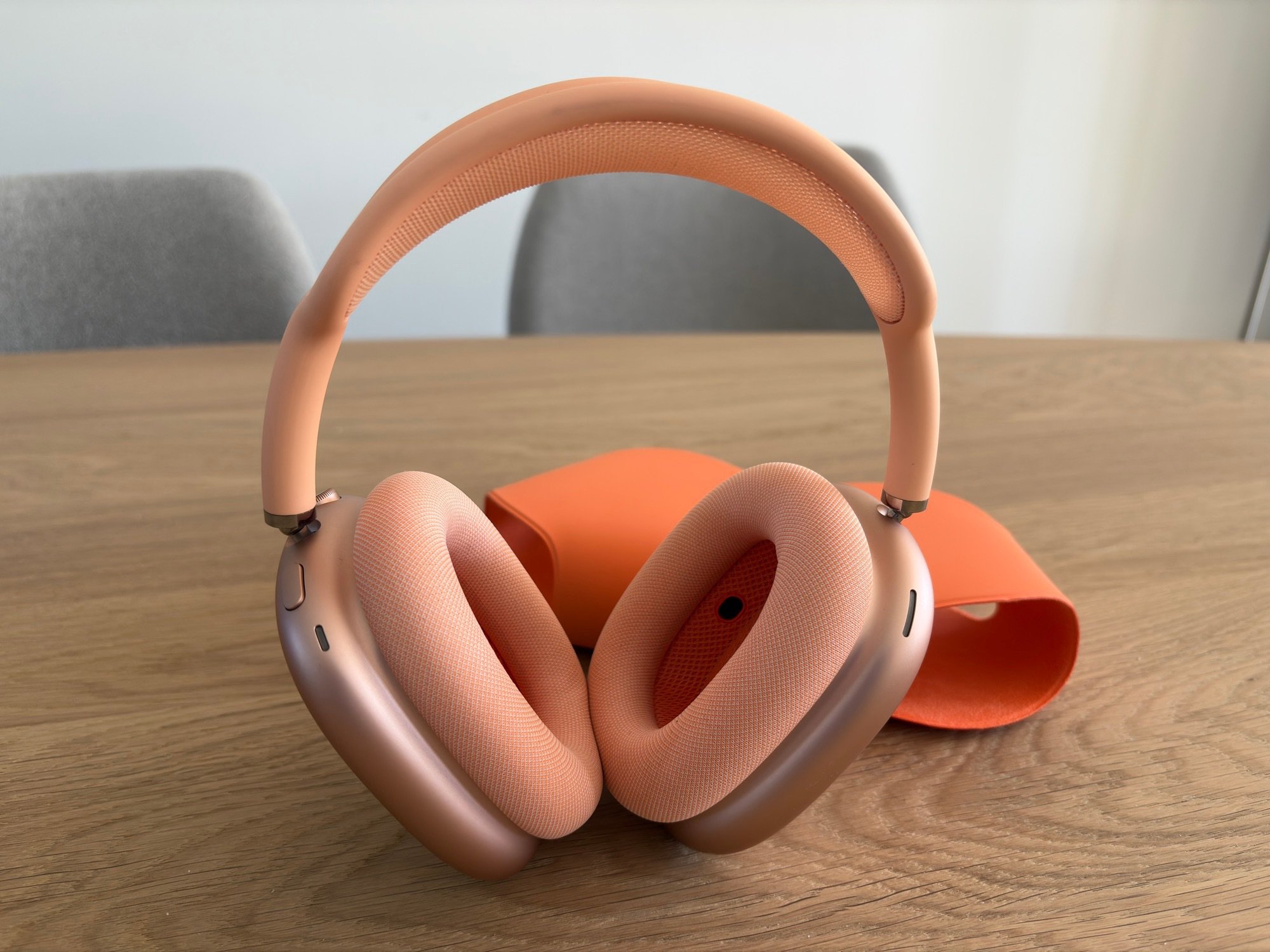 Review AirPods Max met usb-c: staand met Smart Case