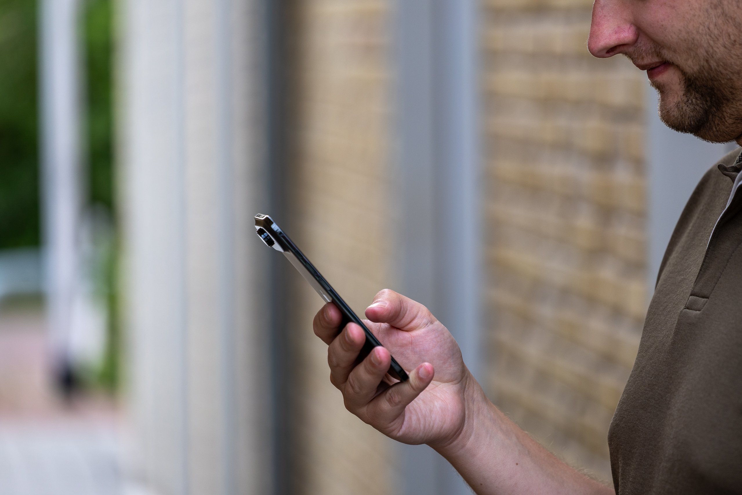 iPhone Air vanaf de zijkant, buiten