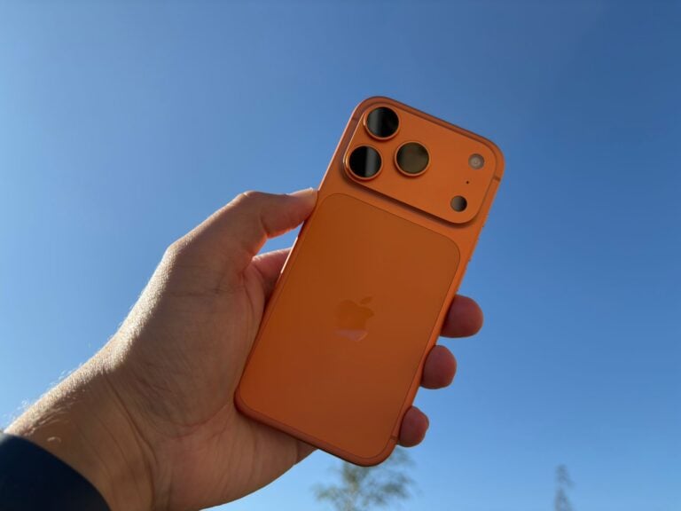 iPhone 17 Pro in oranje