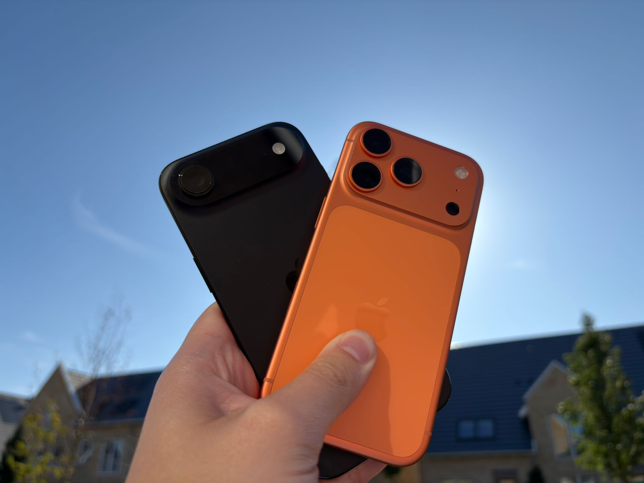 iPhone Air vs iPhone 17 Pro in de lucht