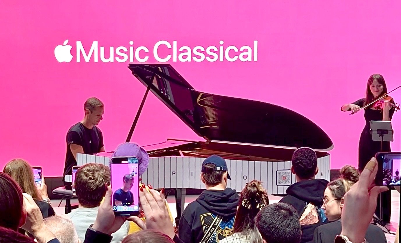 Armin van Buuren Piano bij Apple Amsterdam