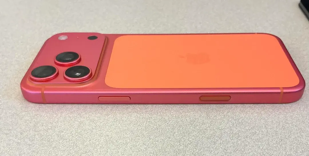 Oranje iPhone 17 Pro verkleuring in roze