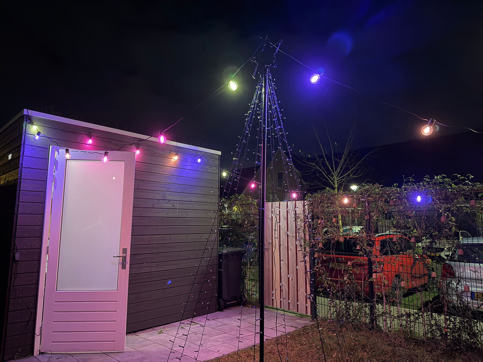 Philips Hue Festavia lichtslinger met globelampen review: buiten met gekleurd licht