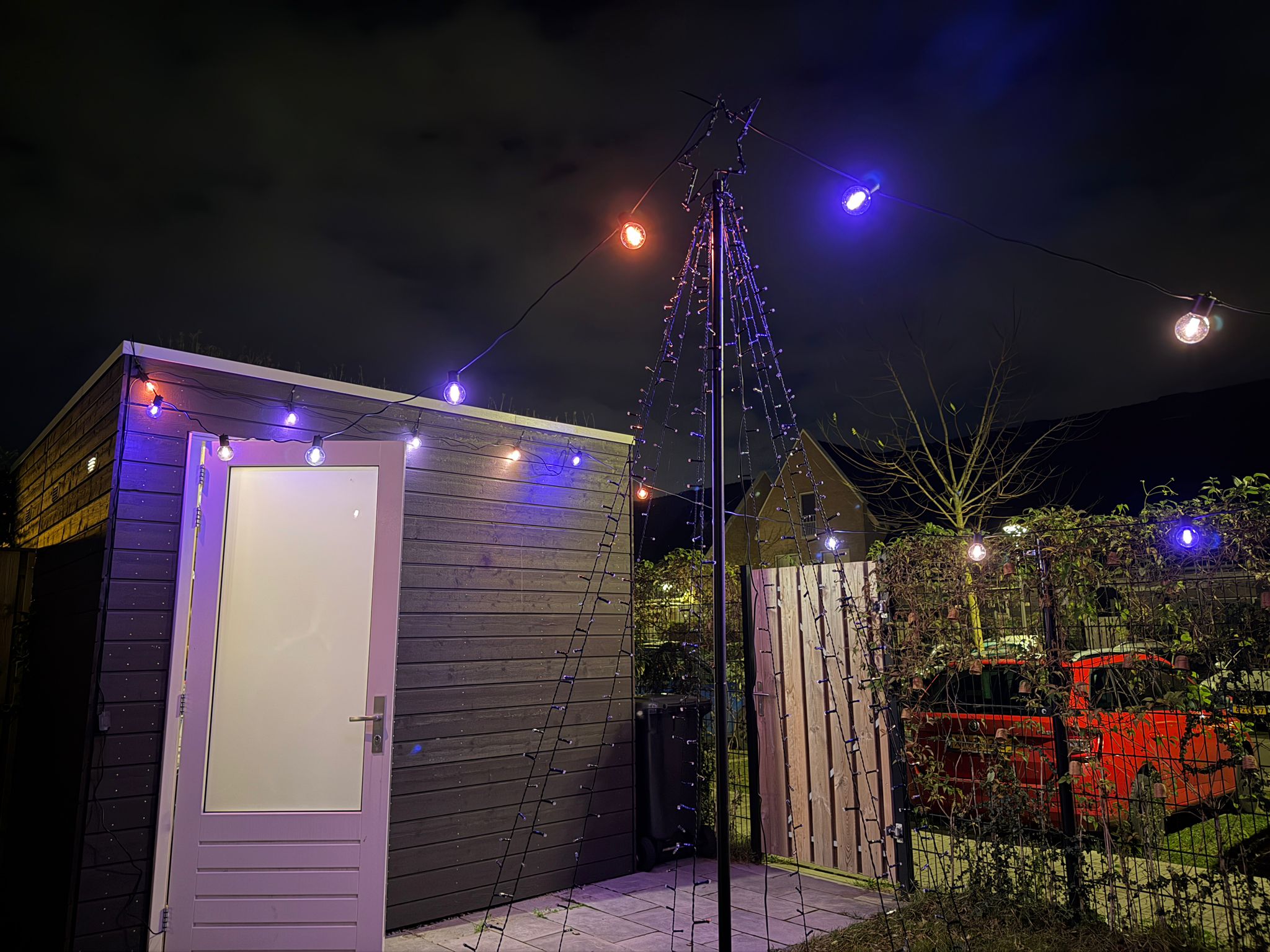 Philips Hue Festavia lichtslinger met globelampen review: buiten met gekleurd licht