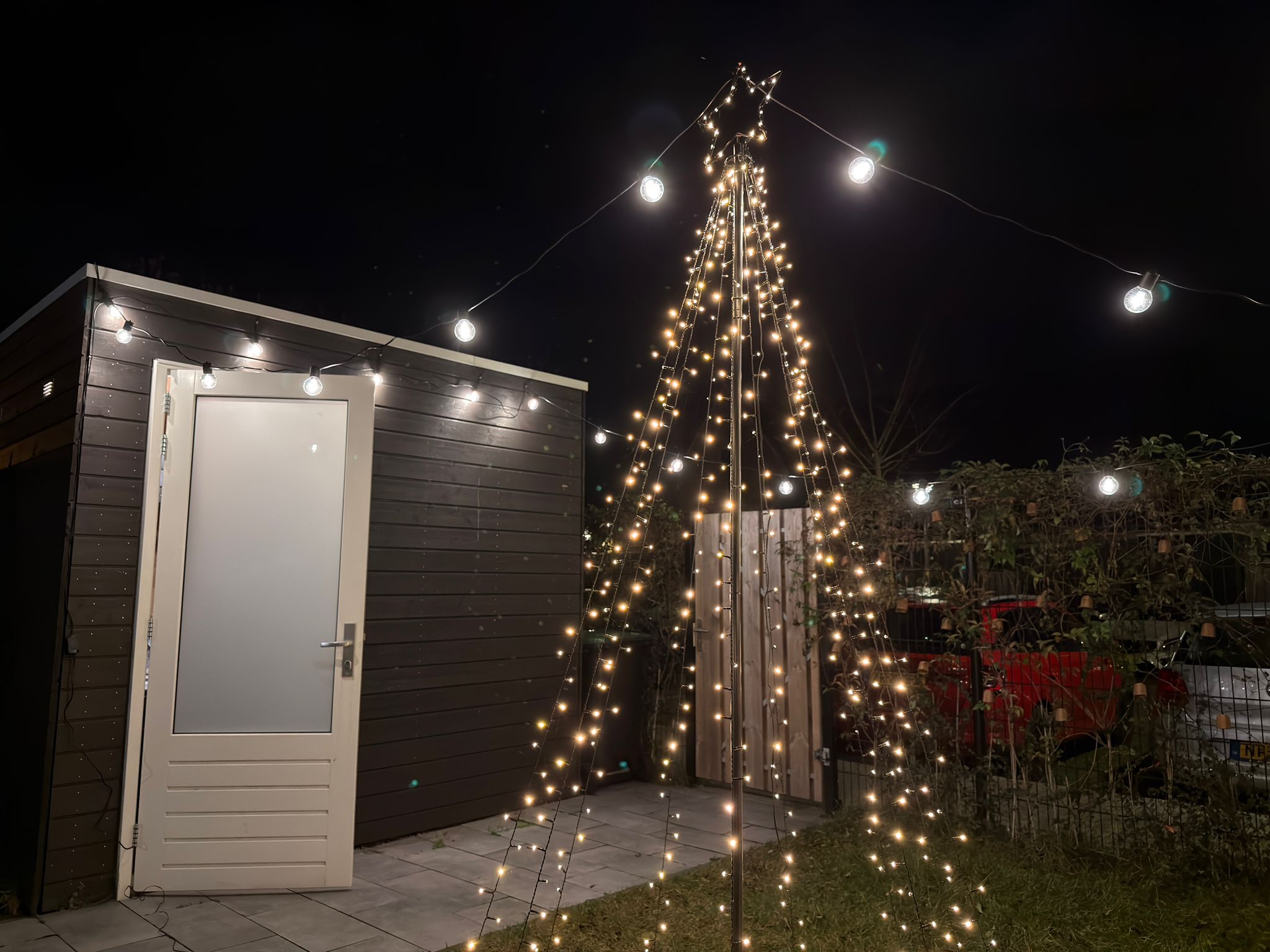 Philips Hue Festavia lichtslinger met globelampen review: buiten met wit licht tijdens kerst