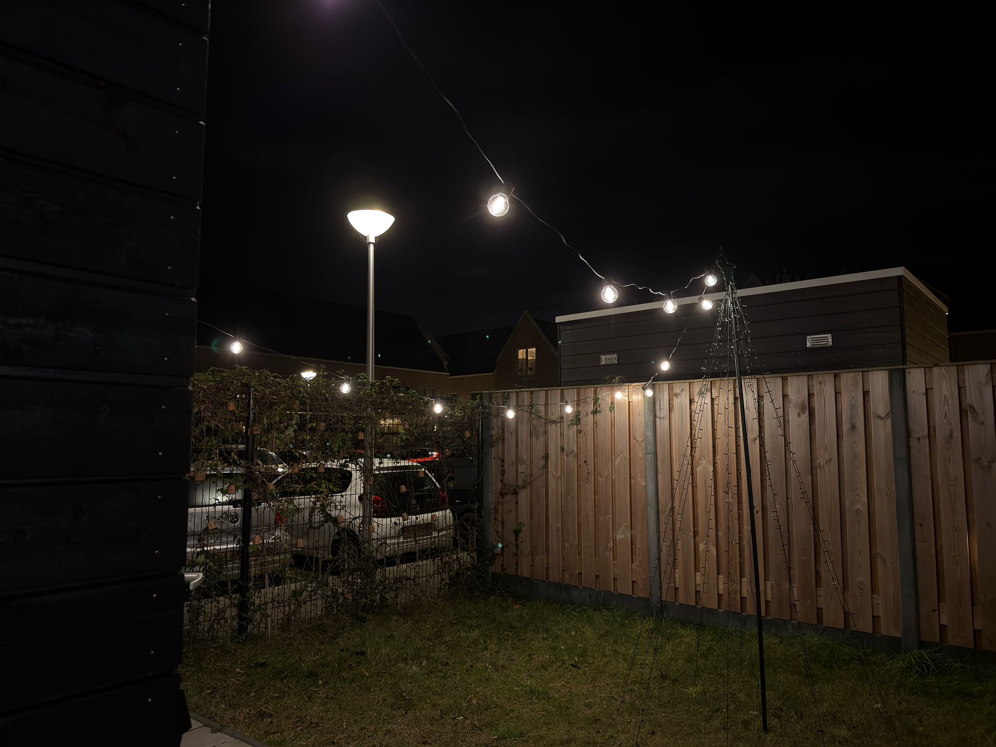 Philips Hue Festavia lichtslinger met globelampen review: buiten met wit licht
