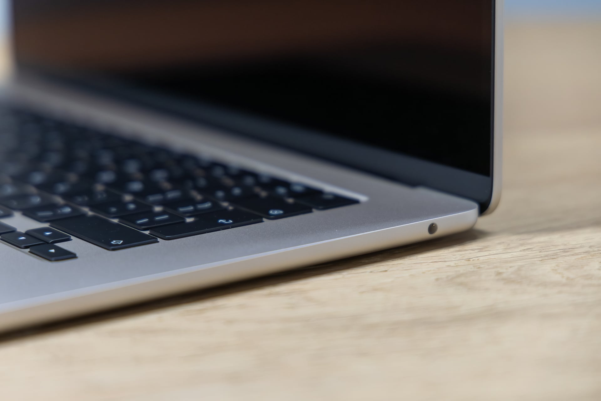 MacBook Air M5 review: zijkant met koptelefoonaansluiting