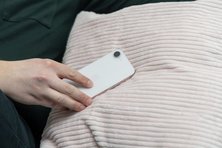 iPhone 17e in roze met roze kussen