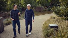 John Ternus en Tim Cook