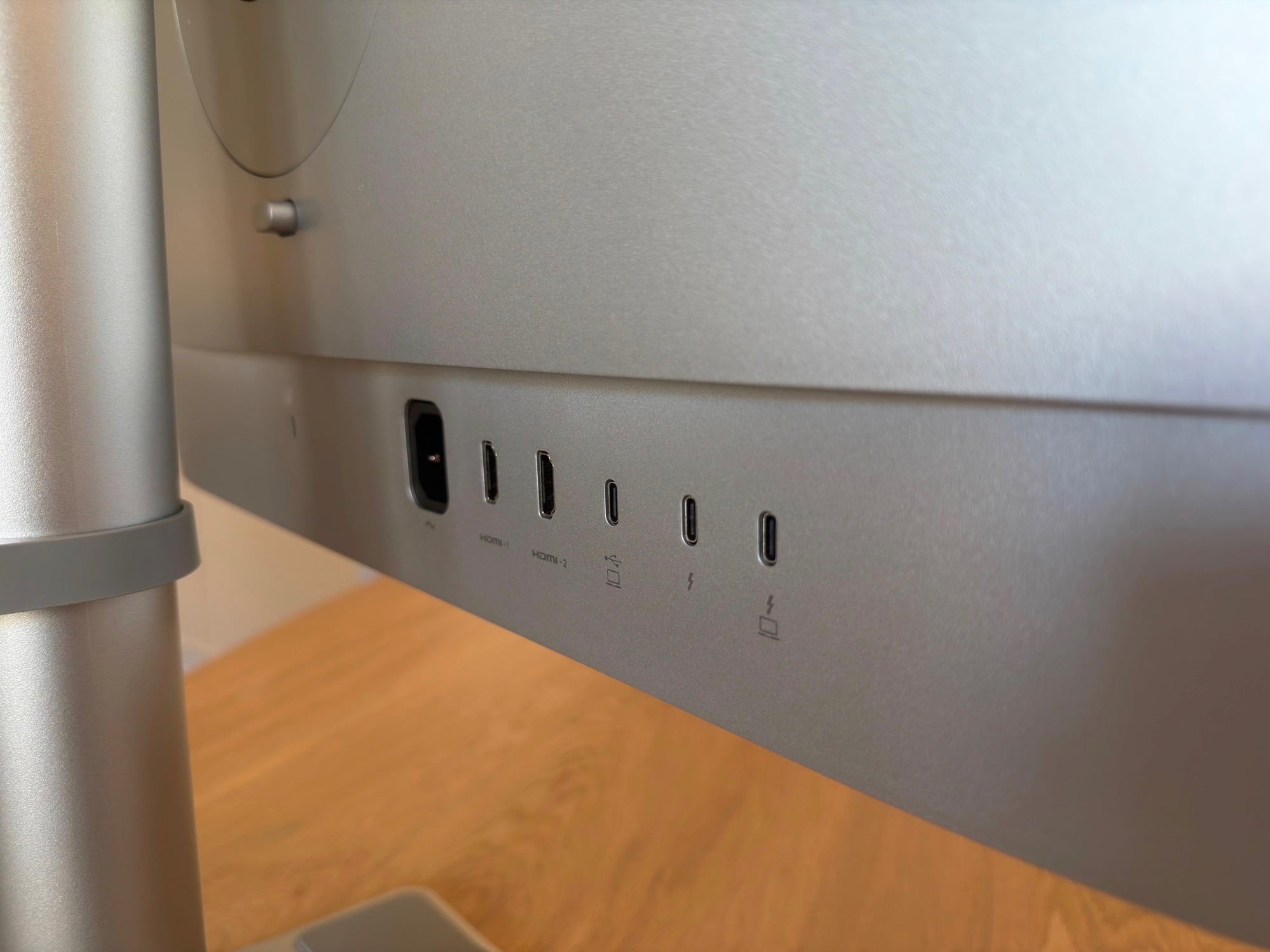 Review BenQ MA270S: poorten aan achterkant