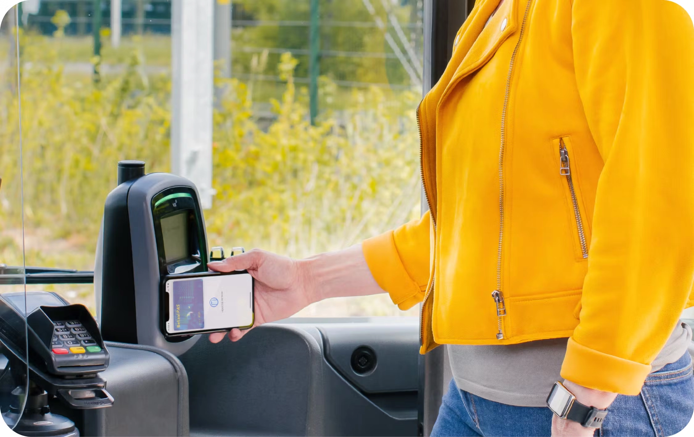 Inchecken met Apple Pay in het openbaar vervoer met OVpay. Bron afbeelding: Qbuzz