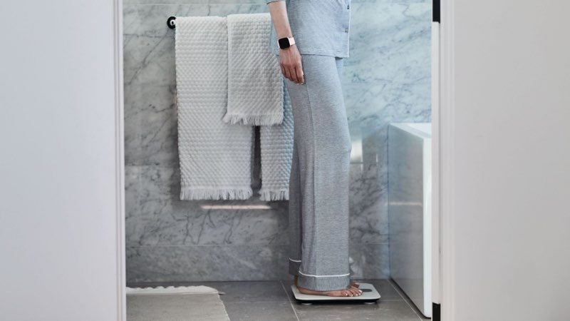 Fitbit Aria Air vrouw in badkamer