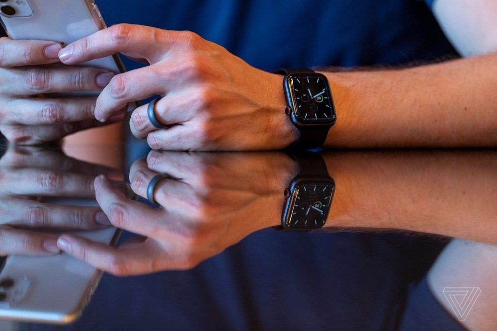 Apple Watch Series 5 review door The Verge.