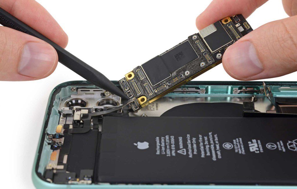 iPhone 11 teardown detail